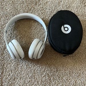 White Solo Beats 3
